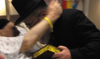 הגר"ע יוסף מחבק את בנו, הערב