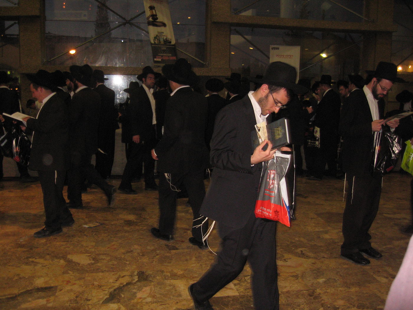 יום יארצייט ראשון לגרי"ש אלישיב: המונים בעצרת