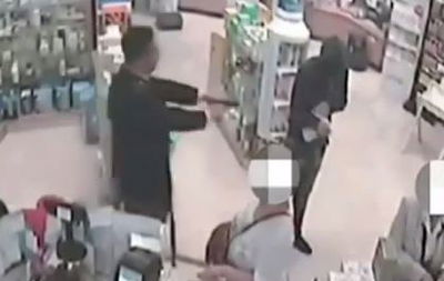 צפו: השודדים נכנסו לבית המרקחת, ונתקלו בשוטר חמוש