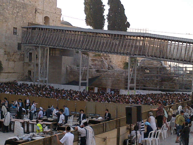 אלפי בנות בתפילה בכותל; 'נשות הכותל' נותרו מאחור