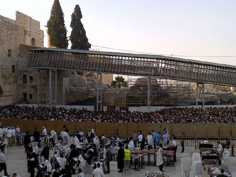 אלפי בנות בתפילה בכותל; 'נשות הכותל' נותרו מאחור