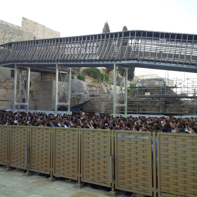 אלפי בנות בתפילה בכותל; 'נשות הכותל' נותרו מאחור