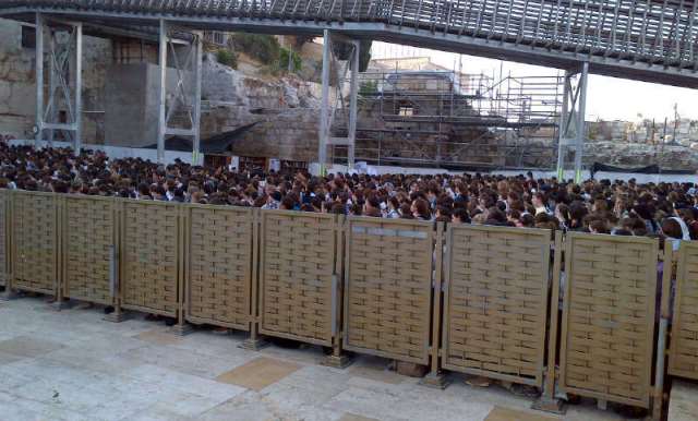 אלפי בנות ברחבת הכותל