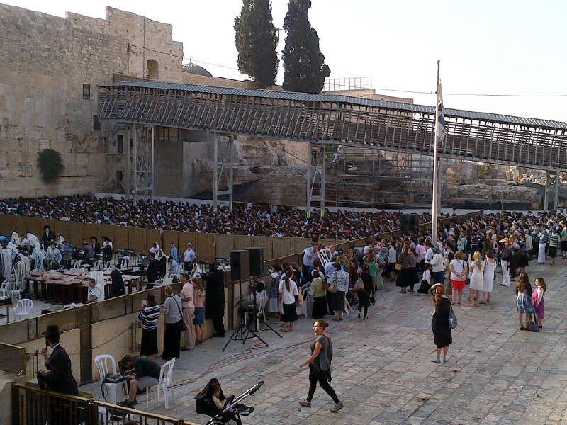 אלפי בנות בתפילה בכותל; 'נשות הכותל' נותרו מאחור