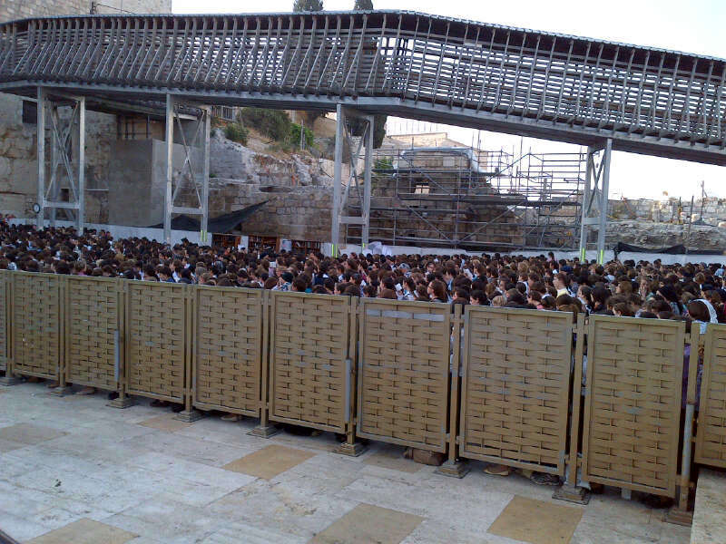 אלפי בנות בתפילה בכותל; 'נשות הכותל' נותרו מאחור