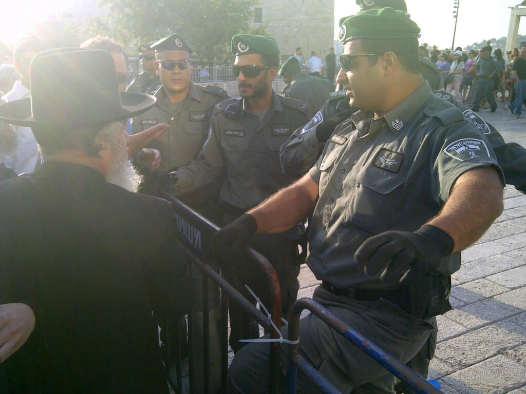 תיעוד: בלשי המשטרה בכותל המערבי