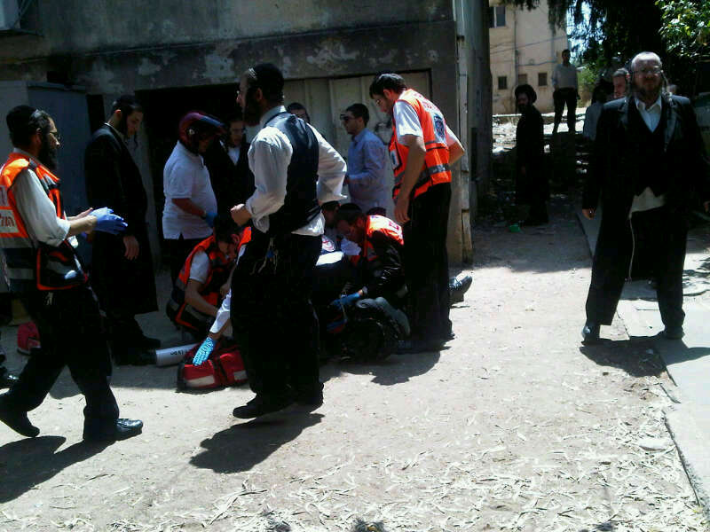 שריפה בישיבה בבני-ברק: מגיד שיעור קפץ מקומה ראשונה ונפצע