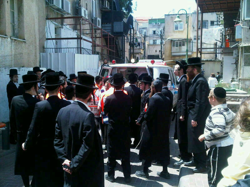 שריפה בישיבה בבני-ברק: מגיד שיעור קפץ מקומה ראשונה ונפצע