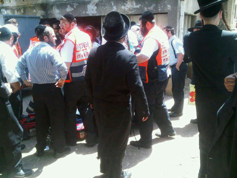 שריפה בישיבה בבני-ברק: מגיד שיעור קפץ מקומה ראשונה ונפצע