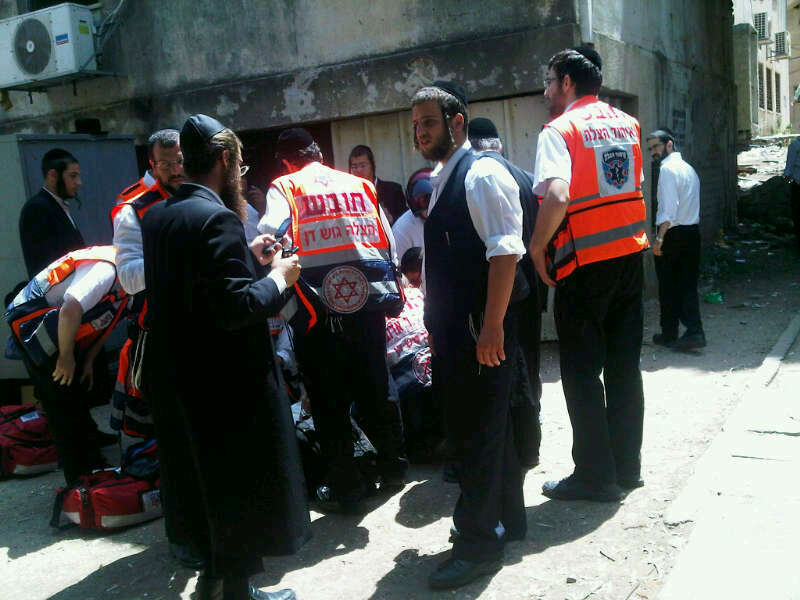 שריפה בישיבה בבני-ברק: מגיד שיעור קפץ מקומה ראשונה ונפצע