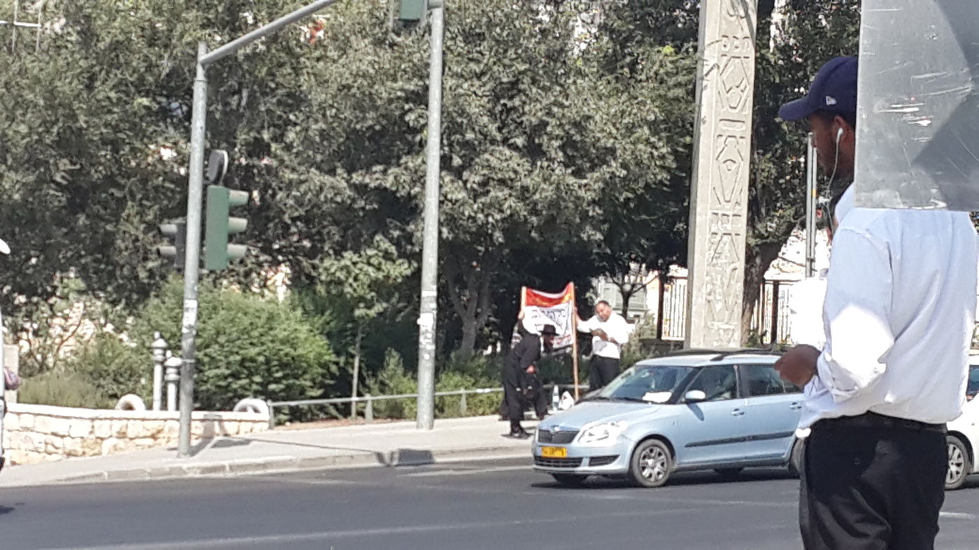 צפו: צבא ה'אנטי אייפון' פשט על ירושלים