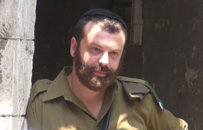 כתב ערוץ 10 התחפש לחייל ונכנס למאה שערים • צפו בפרובוקציה