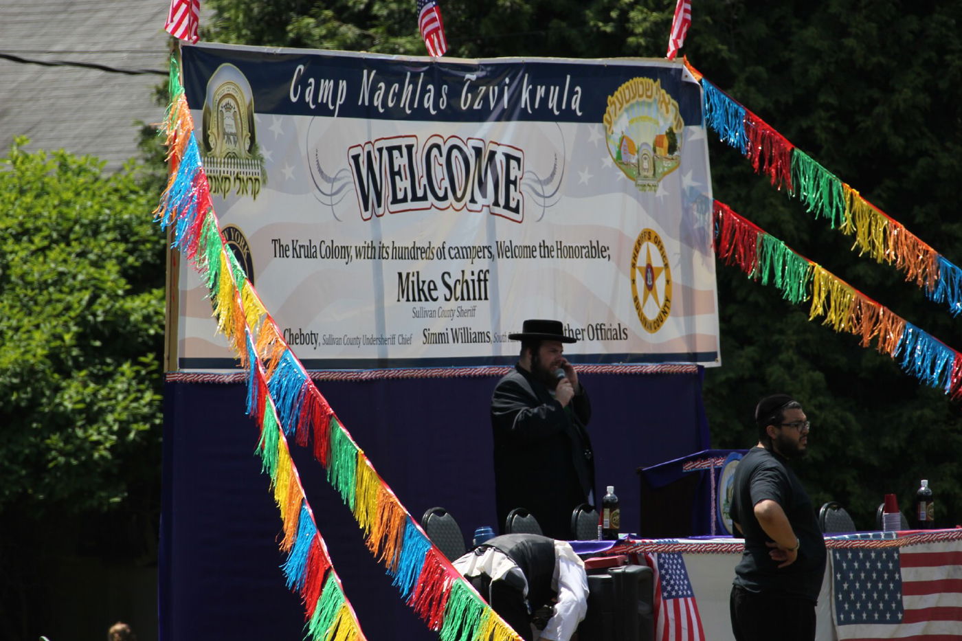 תמונות: השריף המקומי הגיע לרבי מקראלי במהלך הקעמפ