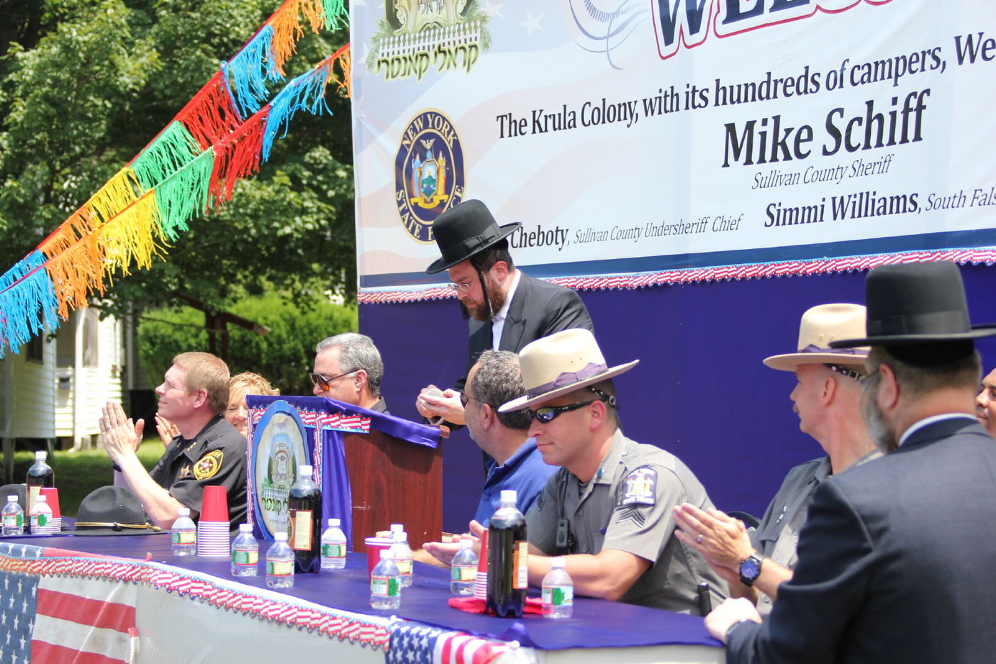 תמונות: השריף המקומי הגיע לרבי מקראלי במהלך הקעמפ