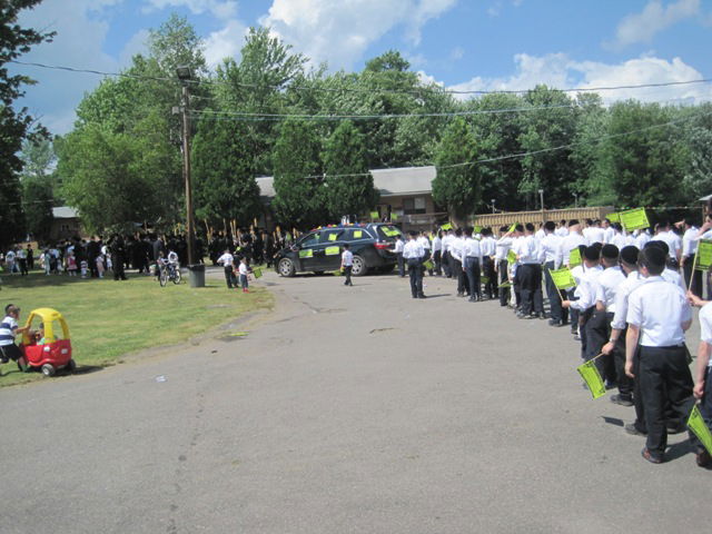 צפו: הכנסת ספר תורה בערב שבת