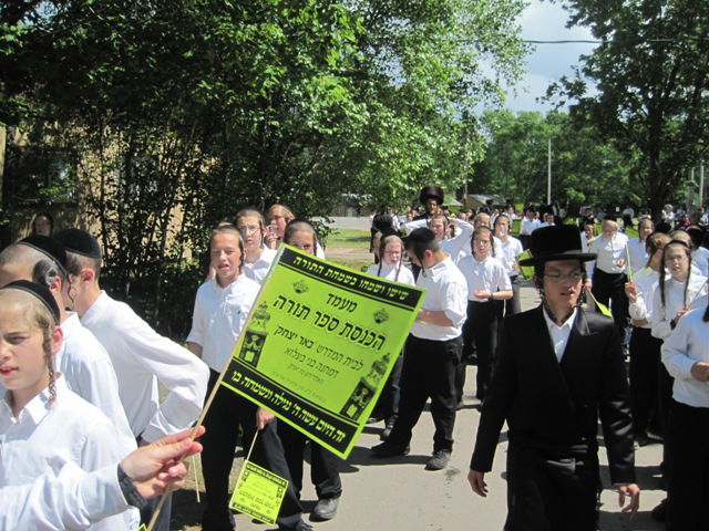 צפו: הכנסת ספר תורה בערב שבת