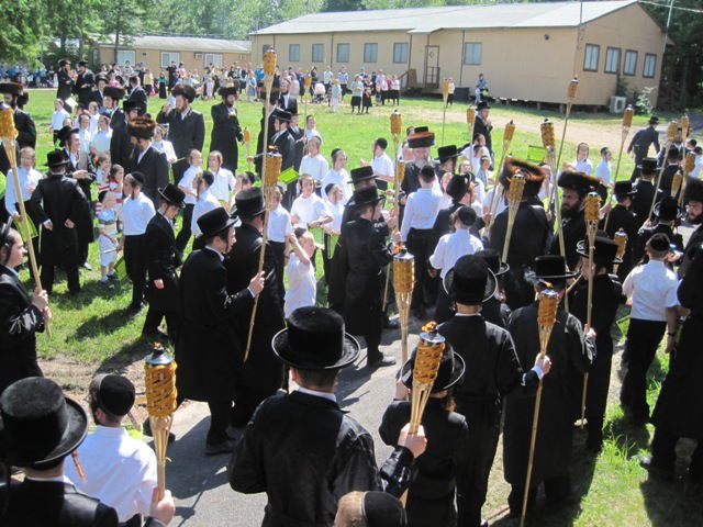צפו: הכנסת ספר תורה בערב שבת