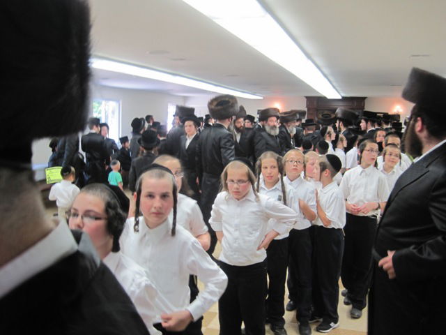 צפו: הכנסת ספר תורה בערב שבת