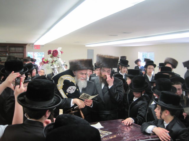 צפו: הכנסת ספר תורה בערב שבת