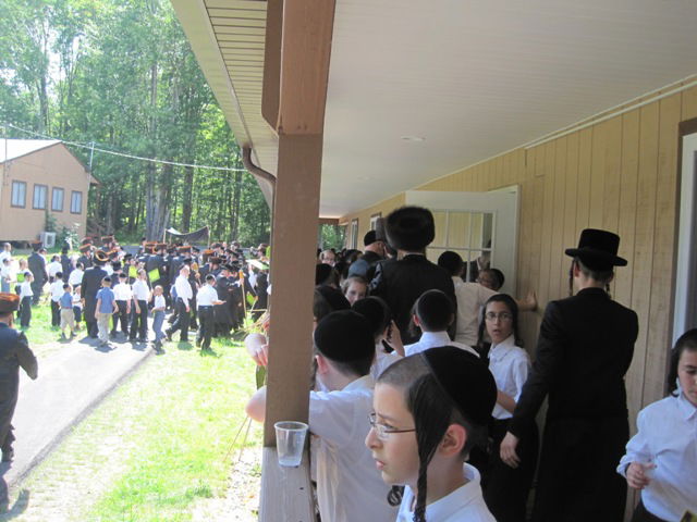 צפו: הכנסת ספר תורה בערב שבת