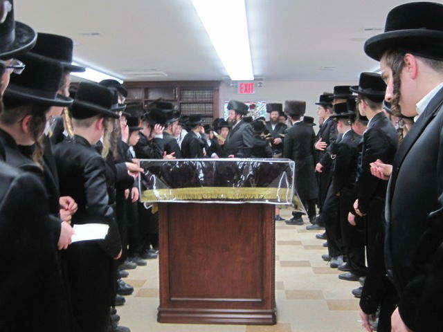 צפו: הכנסת ספר תורה בערב שבת