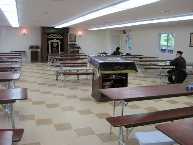 צפו: הכנסת ספר תורה בערב שבת