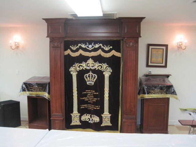 צפו: הכנסת ספר תורה בערב שבת