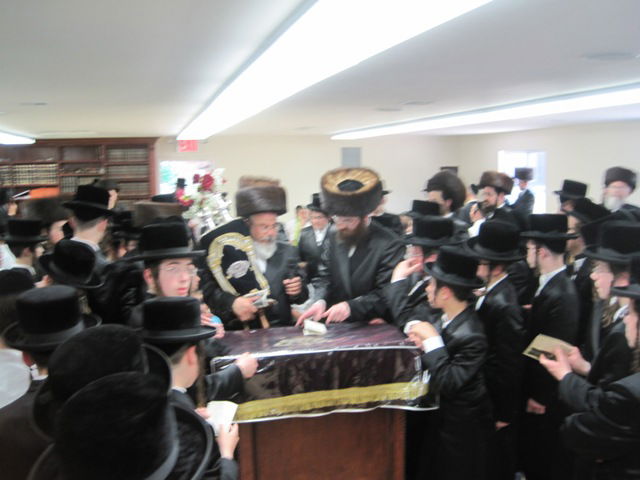 צפו: הכנסת ספר תורה בערב שבת