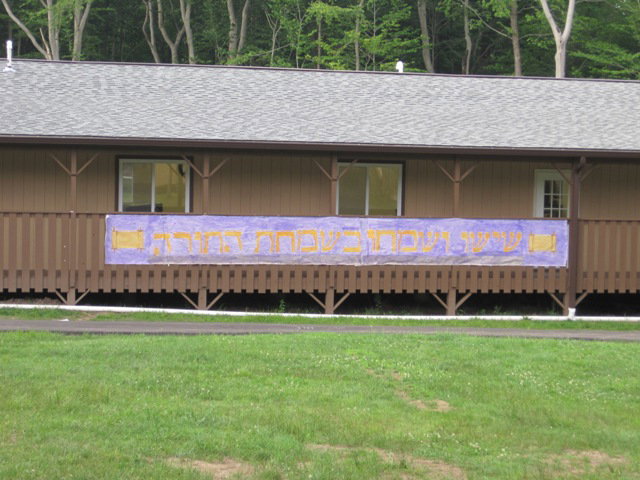 צפו: הכנסת ספר תורה בערב שבת