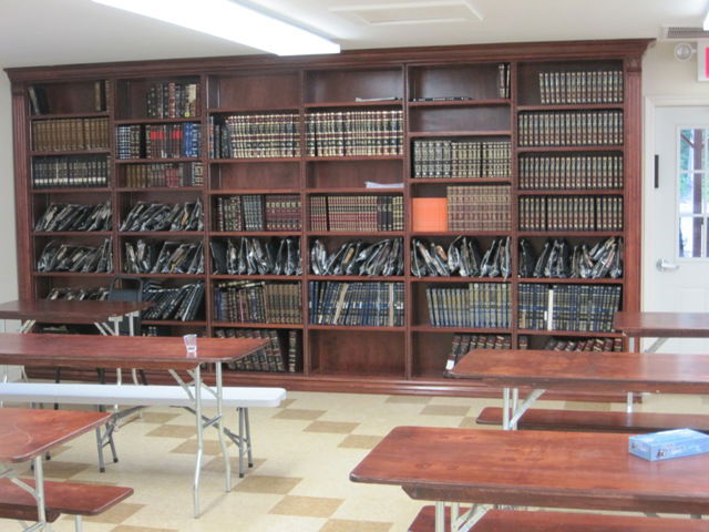 צפו: הכנסת ספר תורה בערב שבת