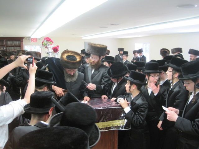 צפו: הכנסת ספר תורה בערב שבת