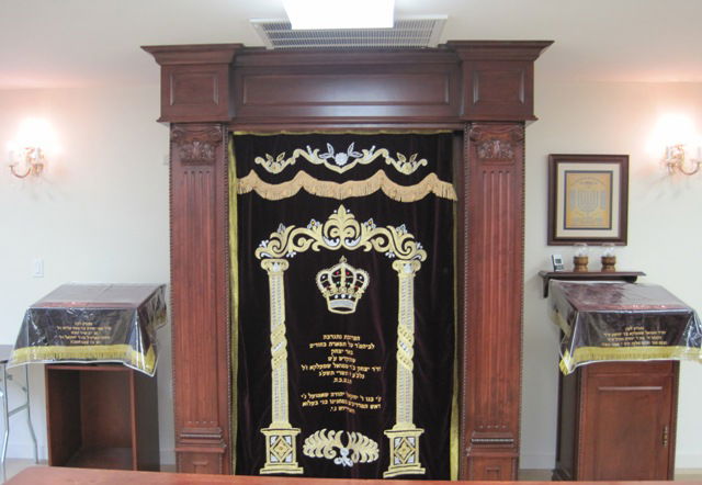 צפו: הכנסת ספר תורה בערב שבת