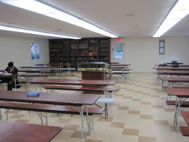 צפו: הכנסת ספר תורה בערב שבת