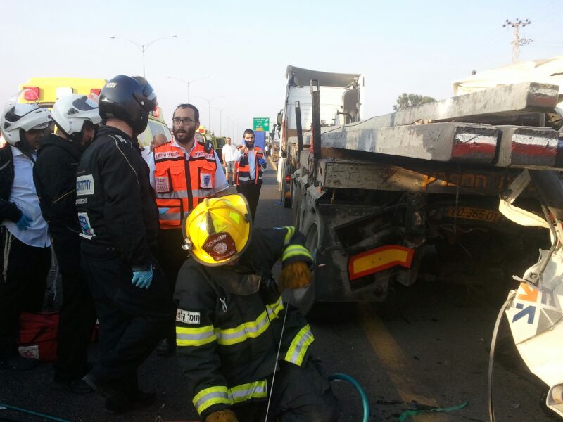 כביש 6: הרוג בתאונה בין משאיות