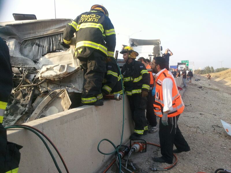 כביש 6: הרוג בתאונה בין משאיות