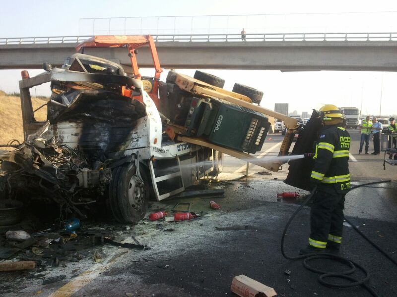 כביש 6: הרוג בתאונה בין משאיות
