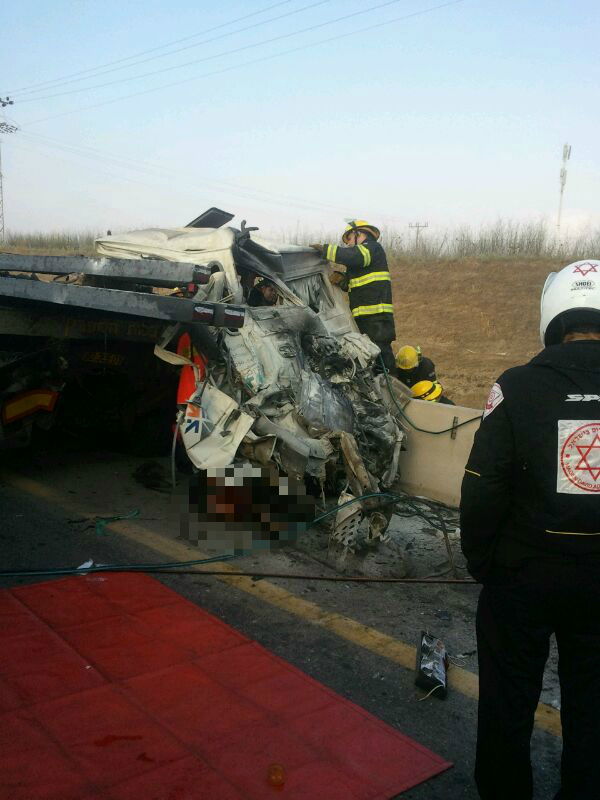 כביש 6: הרוג בתאונה בין משאיות