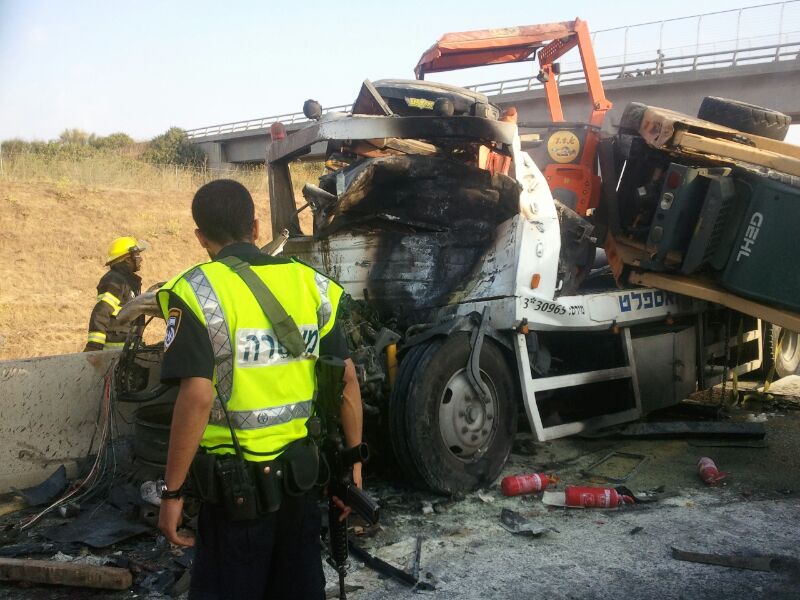 כביש 6: הרוג בתאונה בין משאיות
