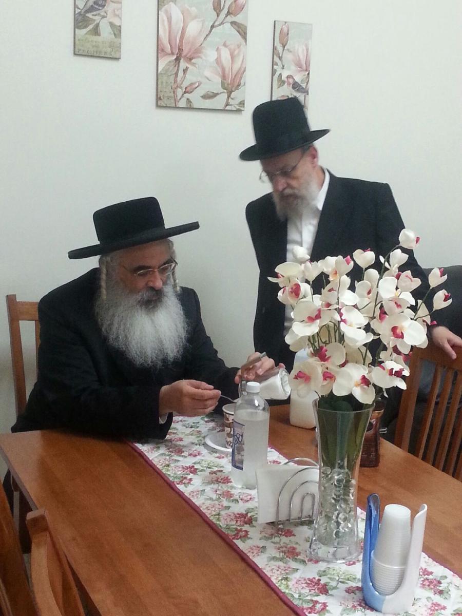 צפו: האדמו"ר מדושינסקי יצא למסע גיוס כספים