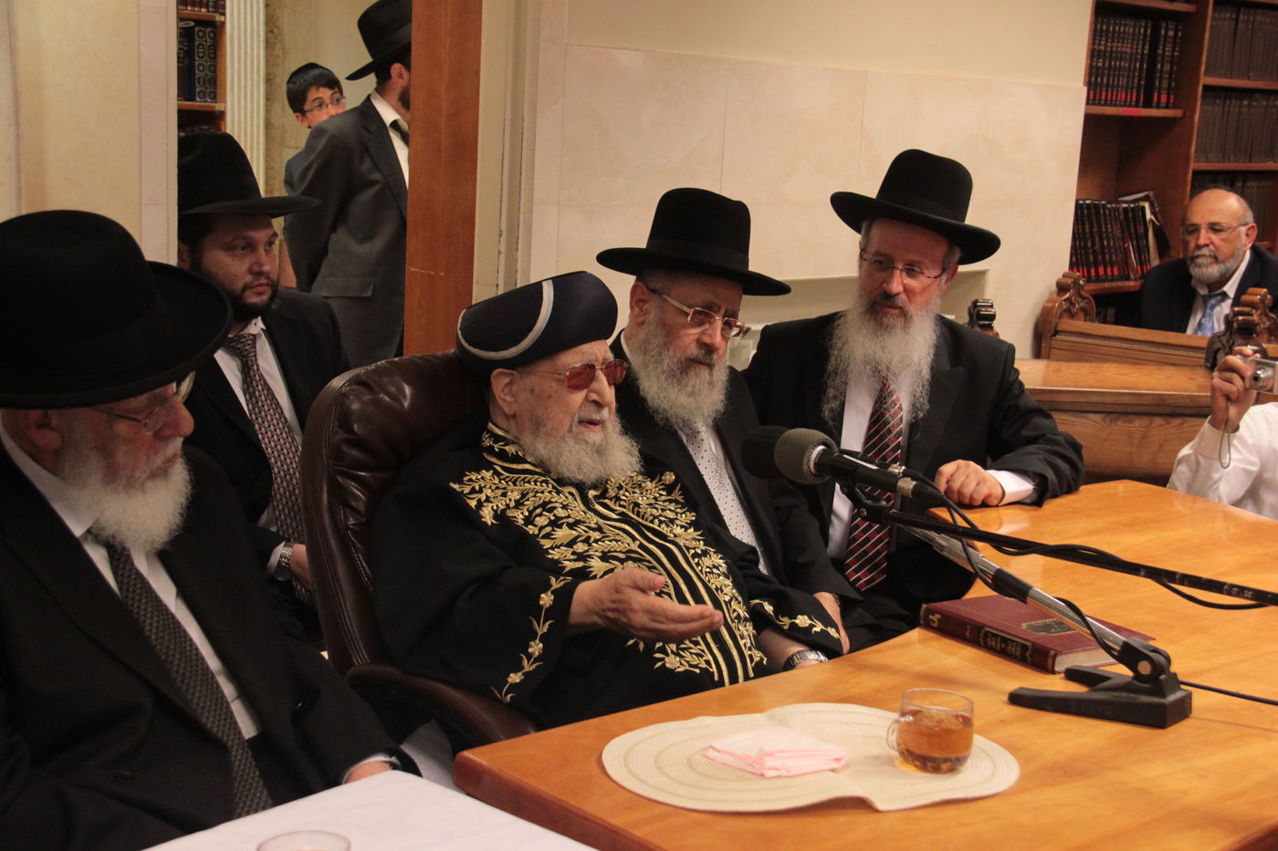 הרב עובדיה יוסף: "הרב עמאר הבטיחני שהוא יתמוך בבני הגאון רבי יצחק"