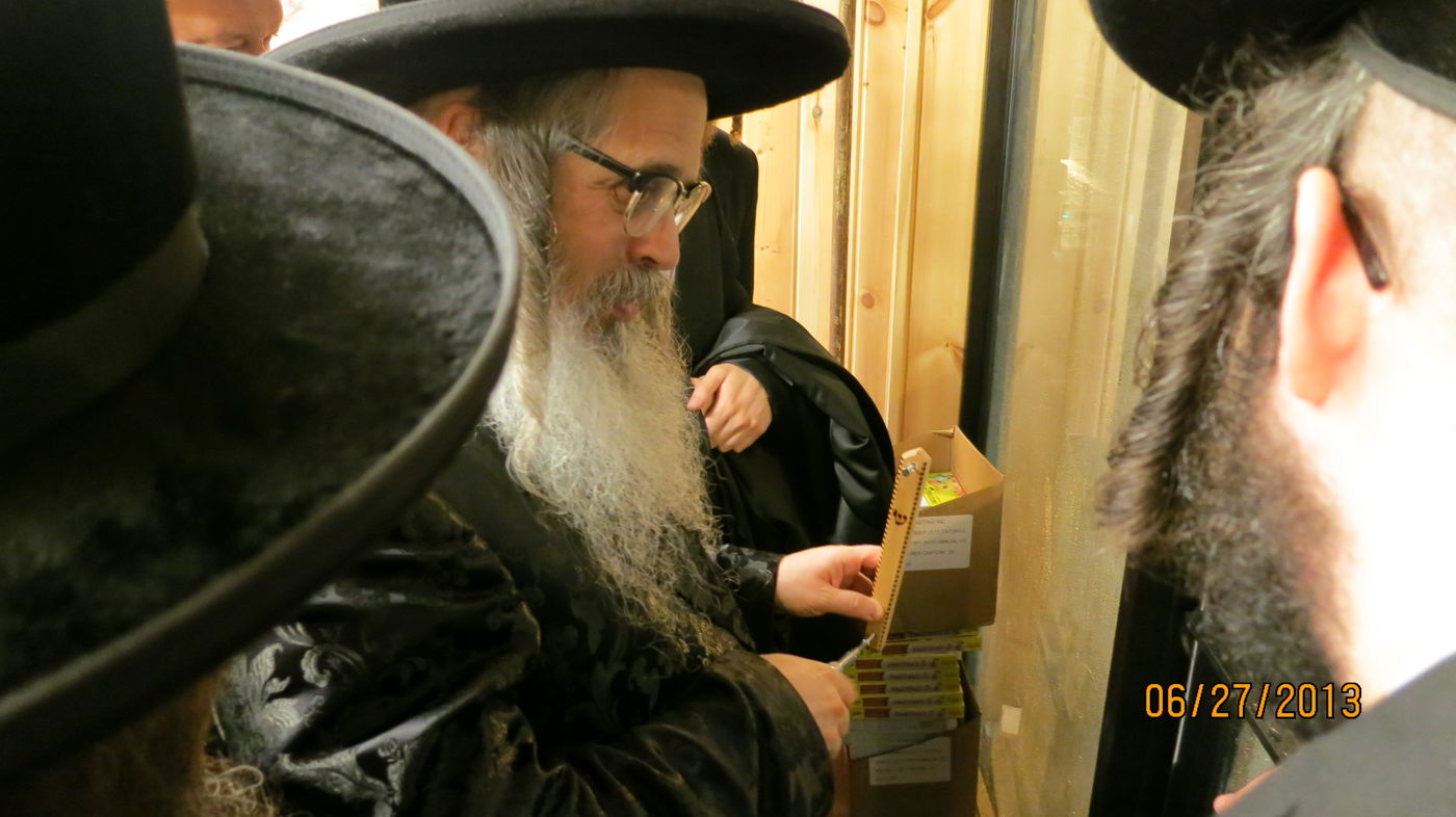 האדמו"ר מהר"י מסאטמר קבע מזוזה במחנה הנופש