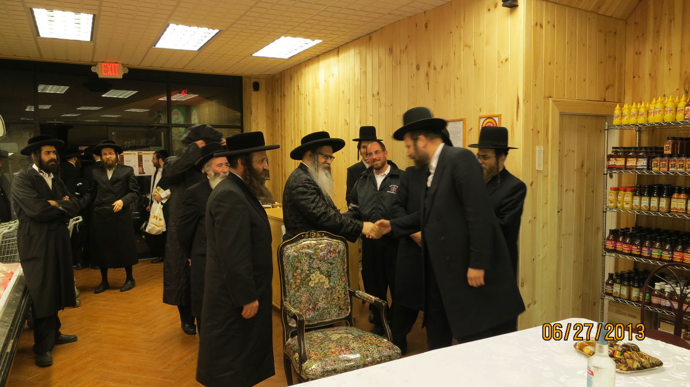 האדמו"ר מהר"י מסאטמר קבע מזוזה במחנה הנופש