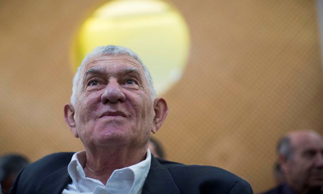 צבי בר בבית המשפט, הבוקר