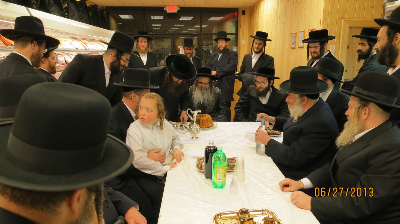 האדמו"ר מהר"י מסאטמר קבע מזוזה במחנה הנופש