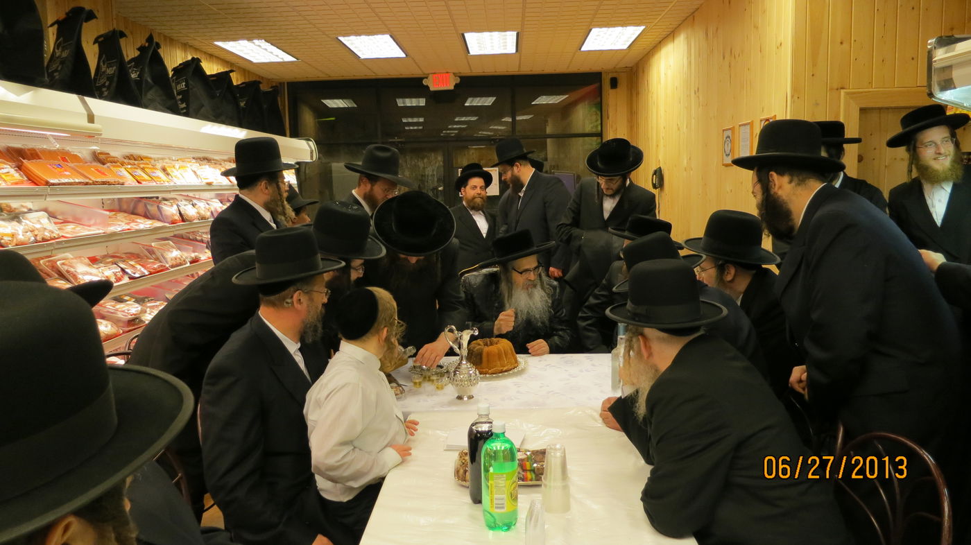 האדמו"ר מהר"י מסאטמר קבע מזוזה במחנה הנופש