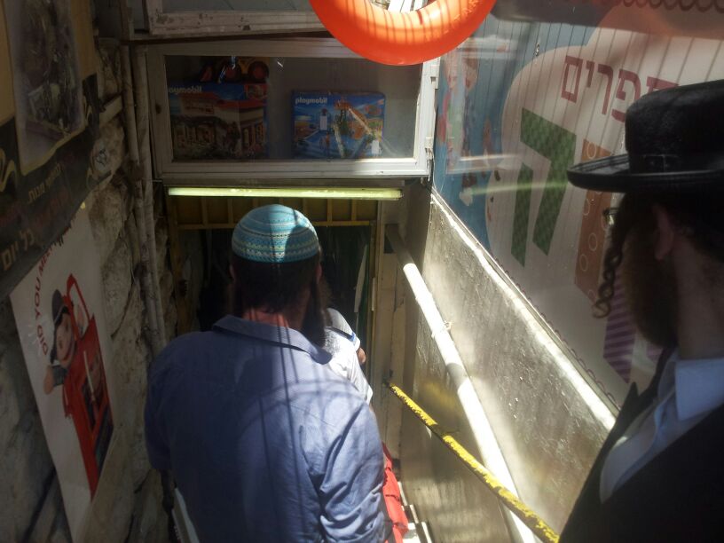 גאולה: אלמוני התיז גז מדמיע על עוברים ושבים