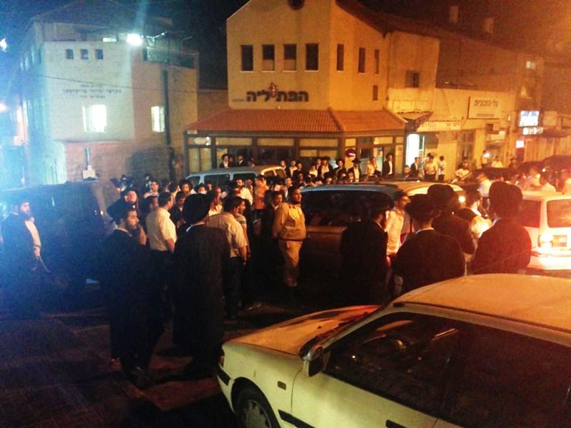 מאה שערים: תושבים התגודדו סביב חייל חרדי
