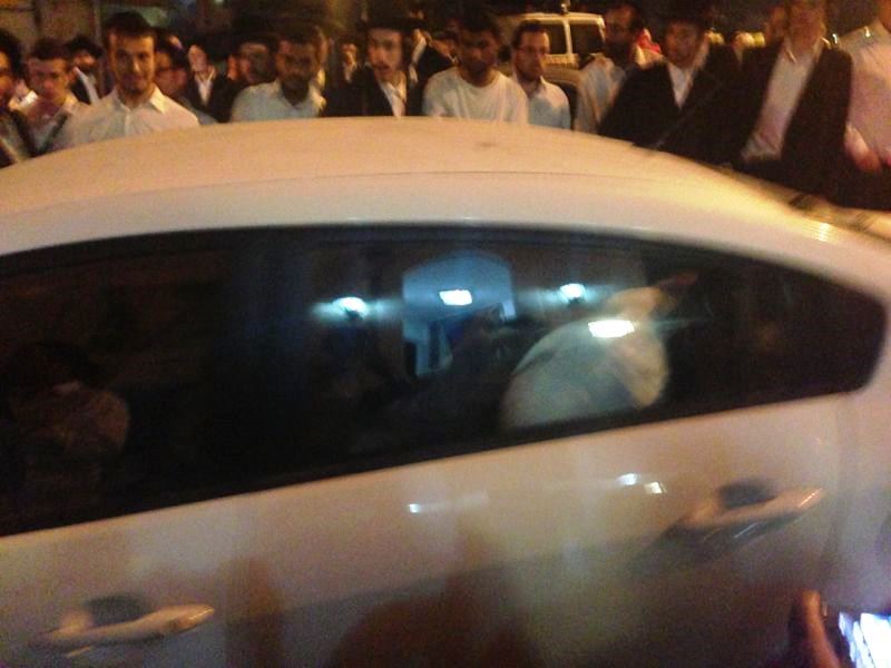 מאה שערים: תושבים התגודדו סביב חייל חרדי