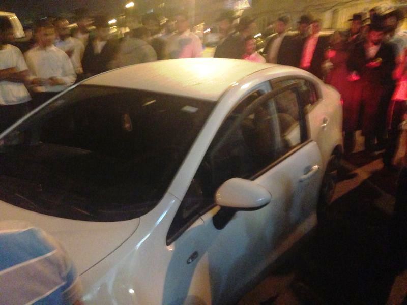 מאה שערים: תושבים התגודדו סביב חייל חרדי