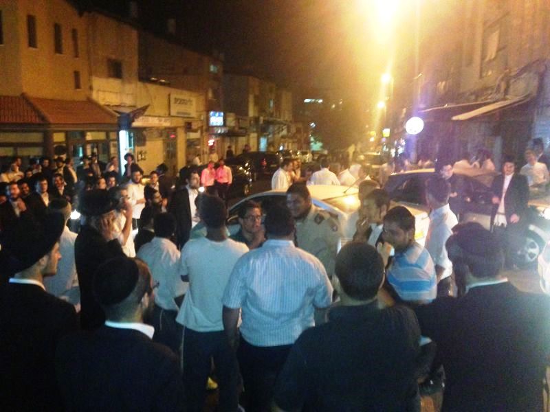 מאה שערים: תושבים התגודדו סביב חייל חרדי
